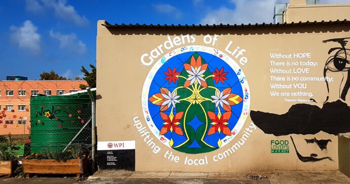 Die Hauswand eines "Food Lover's Market" in Kapstadt ist mit einem bunten Wandgemälde und dem Schriftzug "Gardens for life" dekoriert.