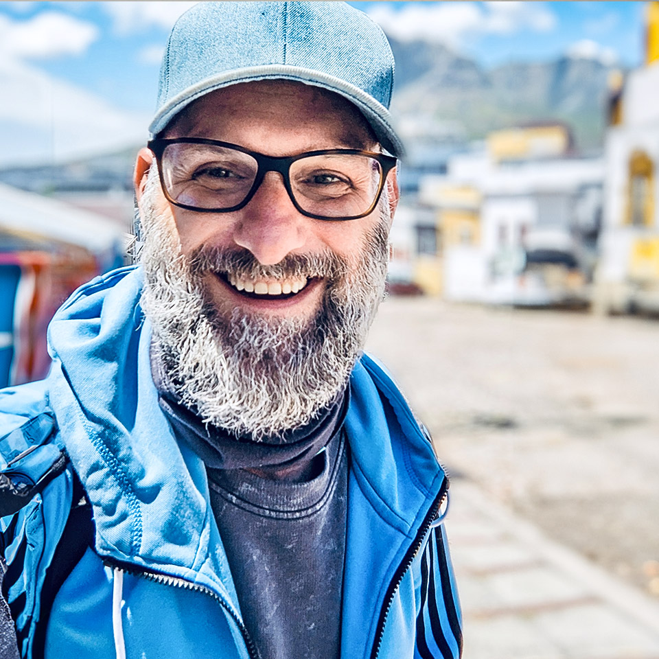 Profile picture of Ronny Fischer from COACH ABROAD walking through Cape Town.